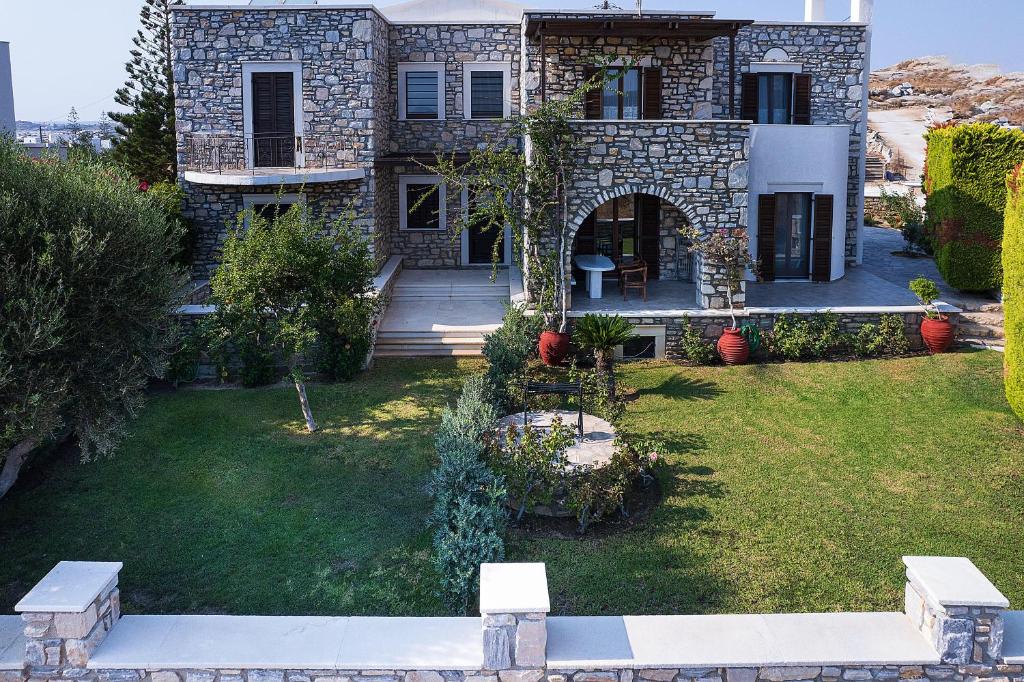 una vista aérea de una casa con patio en Villa Kaly, en Agia Anna de Naxos