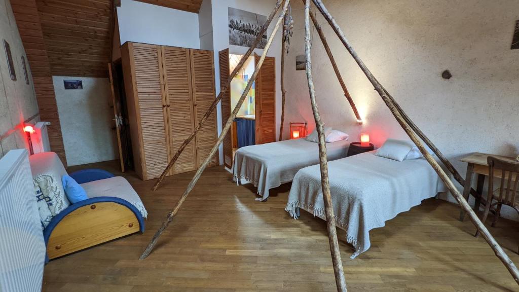 a room with two beds in a room at L'Hôt'Berge in La Chapelle-de-Brain