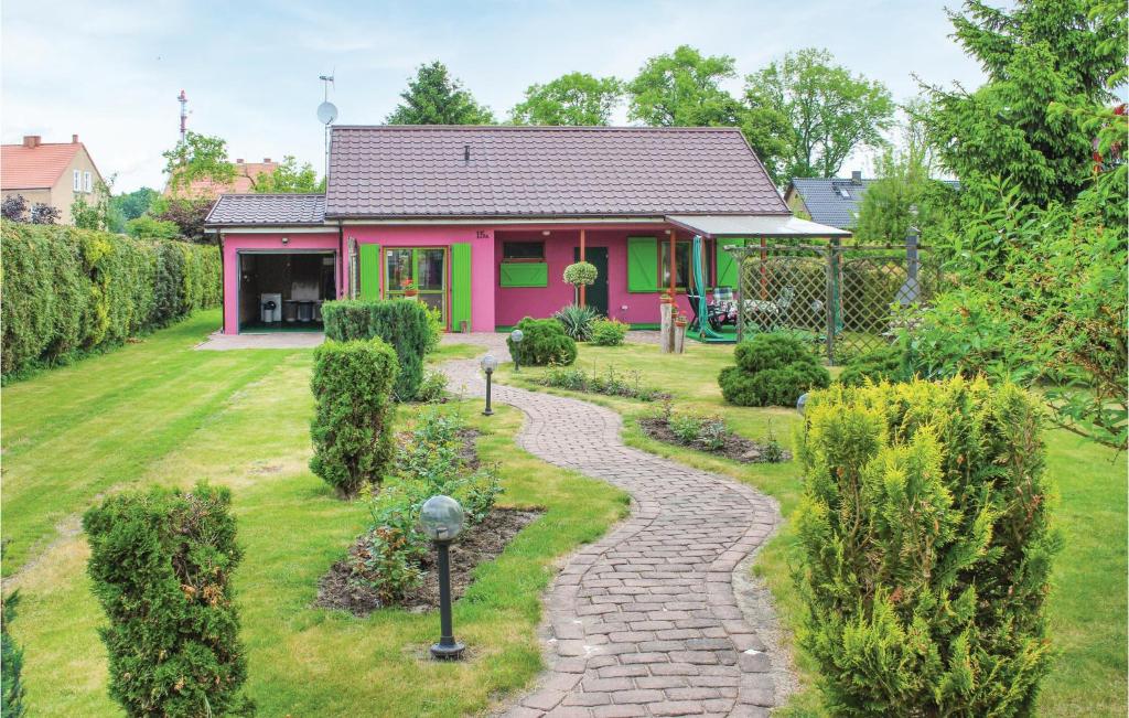 ein Haus mit einem Garten und einem Gehweg in der Unterkunft Amazing Home In Nowe Warpno With 2 Bedrooms And Wifi in Nowe Warpno