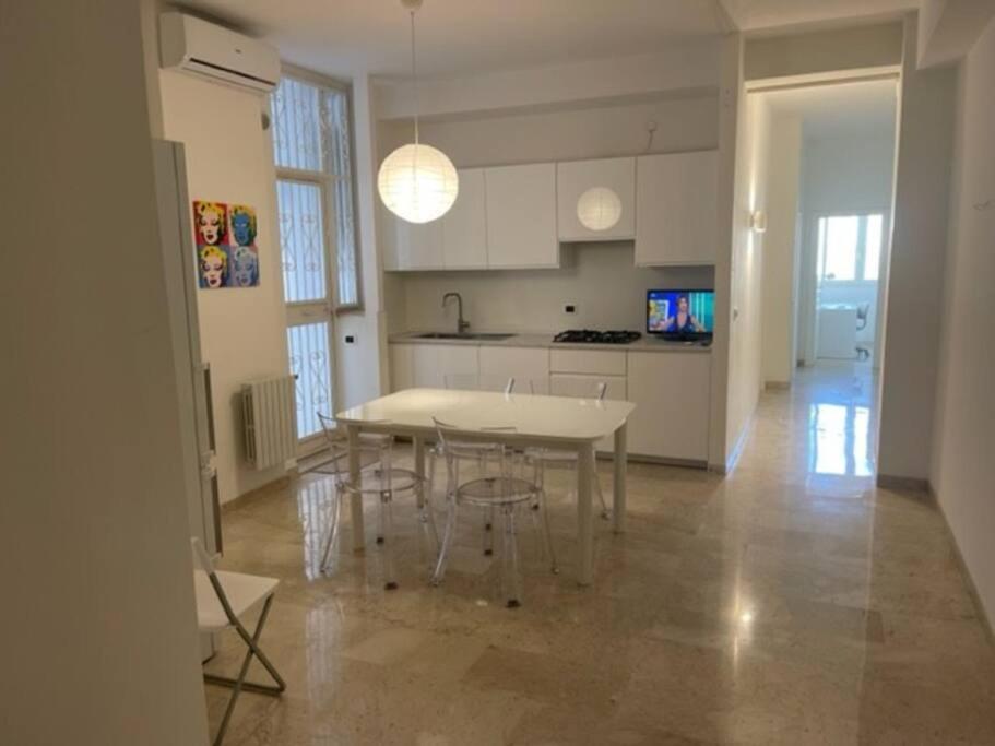 kuchnia i jadalnia z białym stołem i krzesłami w obiekcie B&B Taranto Centro w mieście Tarent