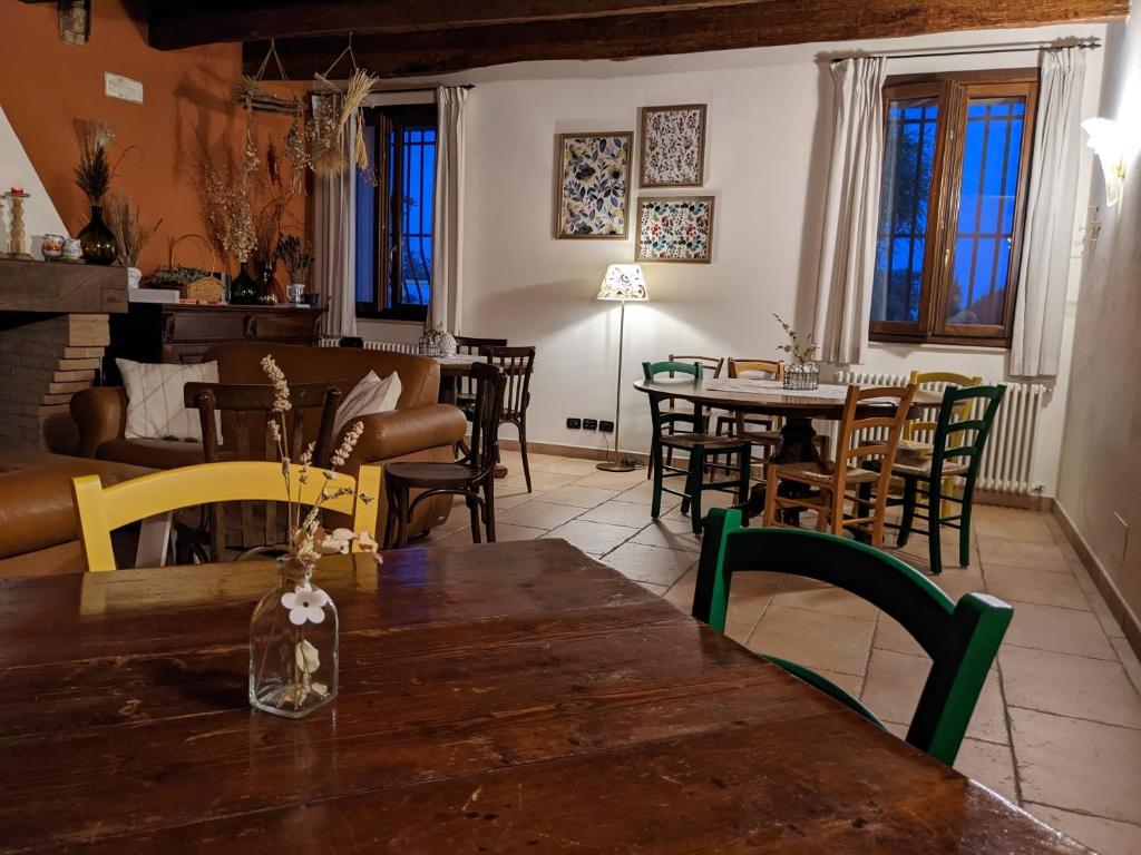 sala de estar con mesa de madera y sillas en Casale Boschi - Rifugio di Pianura, en Cotignola