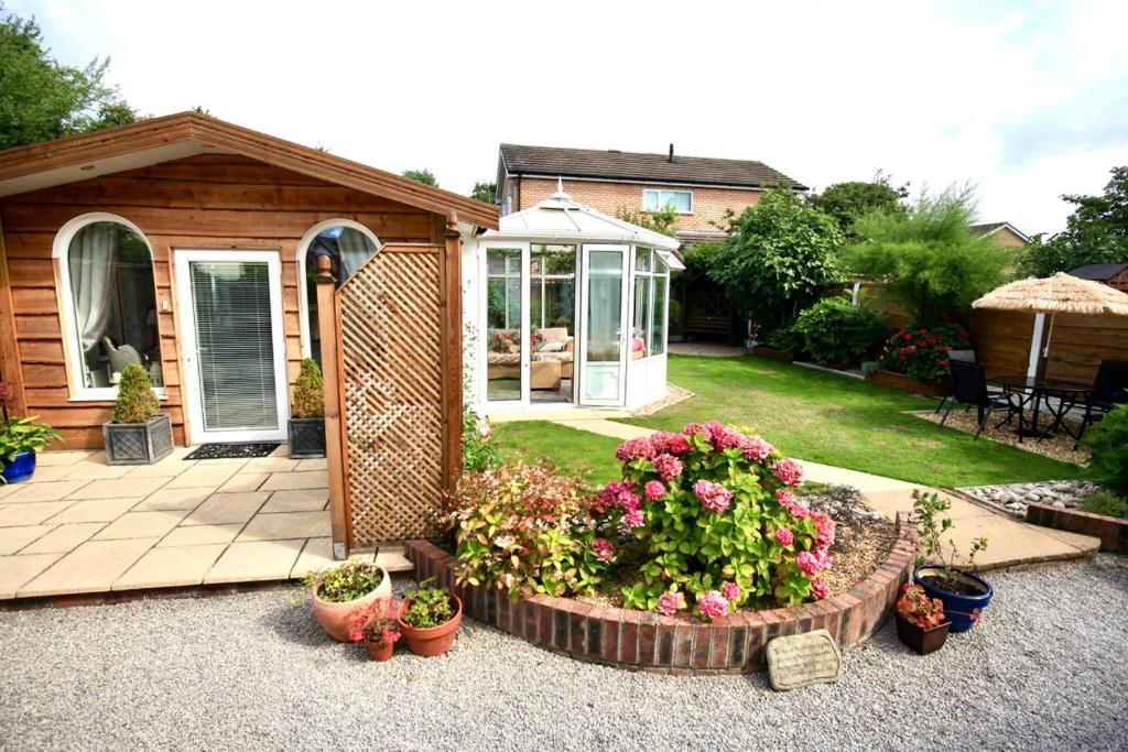 Formby Pinewood Studio, Formby (updated prices 2024)