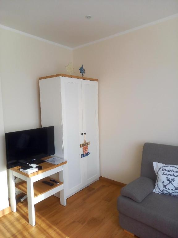 Televízia a/alebo spoločenská miestnosť v ubytovaní Piotruś Pan by Orzechowa Przystań Centrum blisko plaży