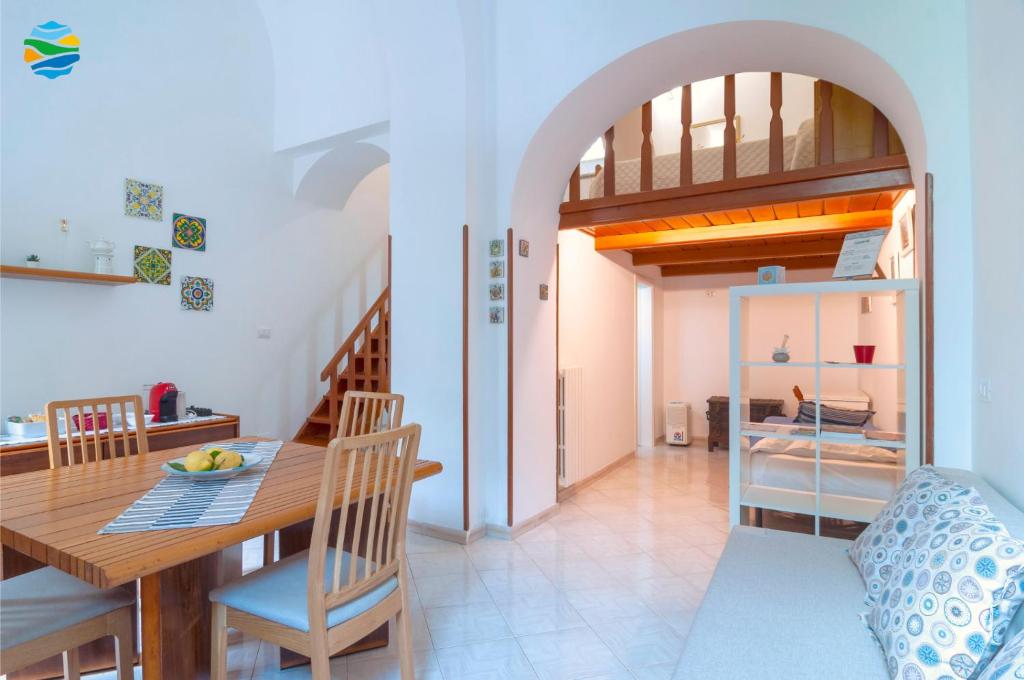 uma cozinha e sala de jantar com uma mesa e um beliche em Casamare em Amalfi