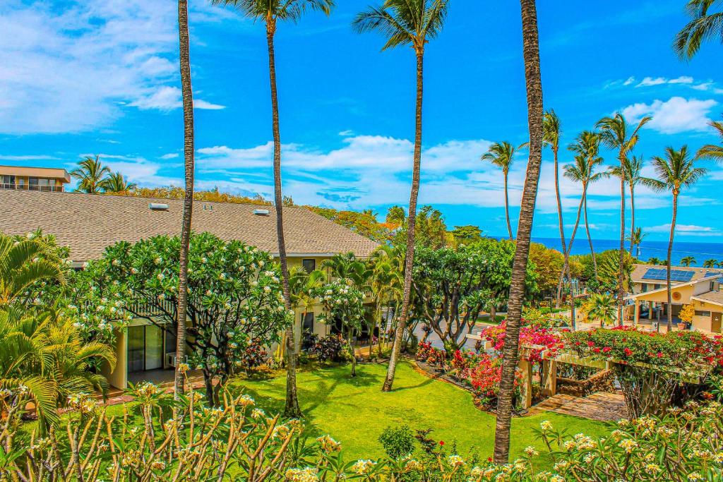 una vista aérea de una casa con palmeras en Kihei Akahi en Wailea