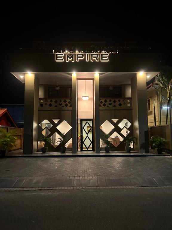 un bâtiment avec un panneau indiquant l'acupuncture la nuit dans l'établissement Empire Apartments SU 2 Marthastraat, à Paramaribo