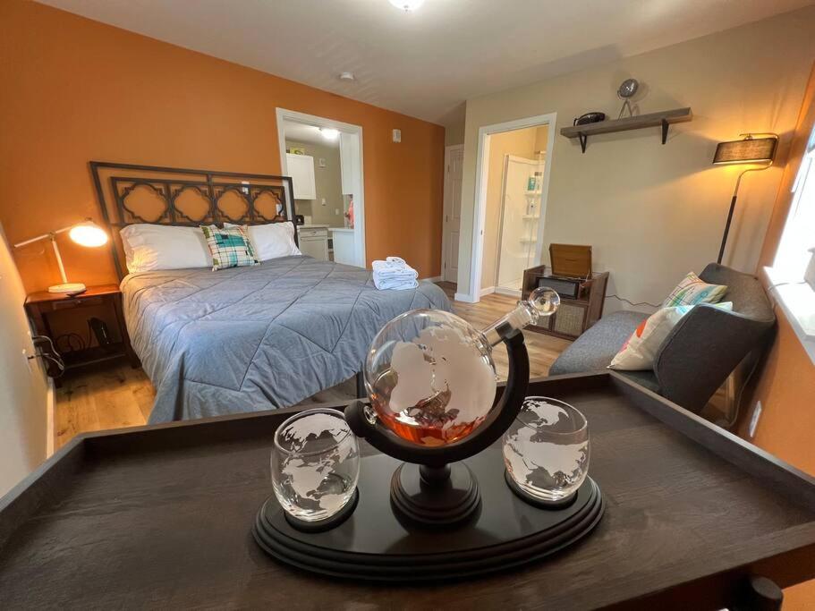 Mad Men في سالم: غرفة معيشة مع سرير وطاولة مع صحن