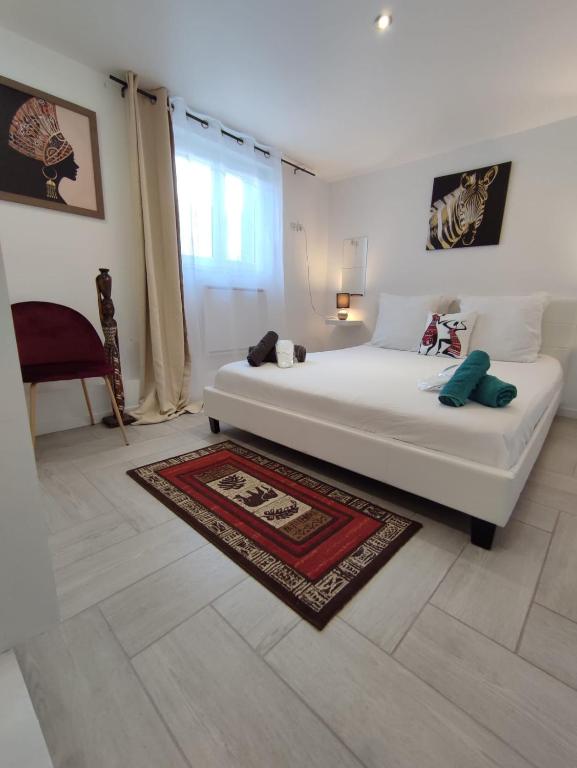 - une chambre avec un grand lit blanc et un tapis dans l'établissement Appartement 100m2, indépendant dans notre maison, à Garennes-sur-Eure