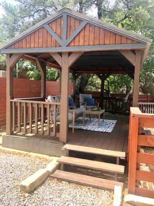 Ein Garten an der Unterkunft Fox Tiny Home - The Cabins at Rim Rock