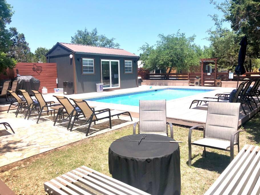 Der Swimmingpool an oder in der Nähe von Fox Tiny Home - The Cabins at Rim Rock