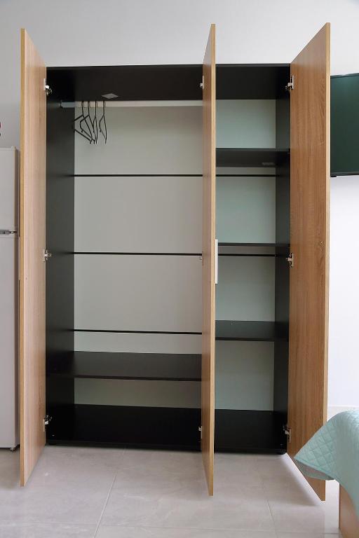 Knihovna v apartmánu