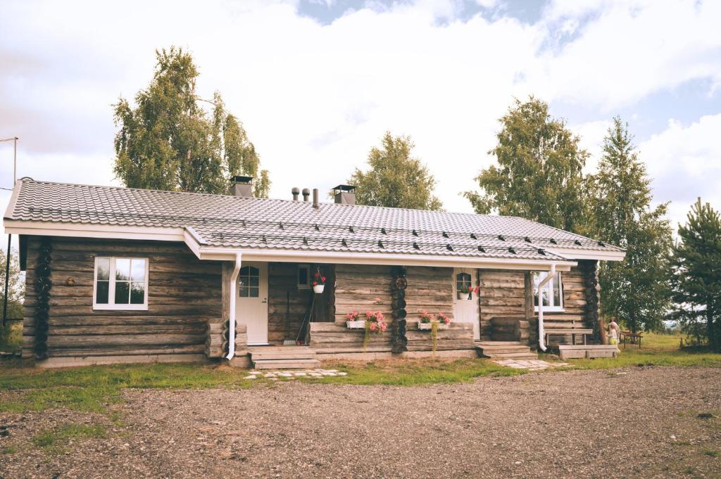 domek z bali i werandą w obiekcie Heikkilän Pirtti Kelo w mieście Sotkamo