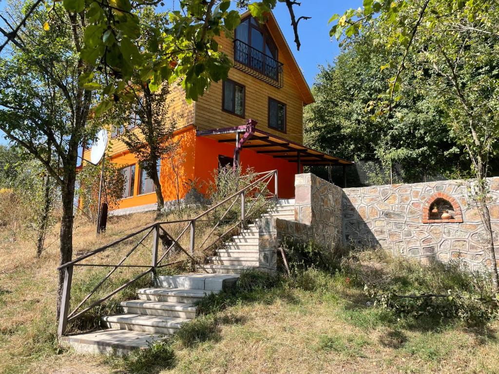 ein Haus mit einer Treppe vor einem Gebäude in der Unterkunft Prince Guest House in Dilidschan