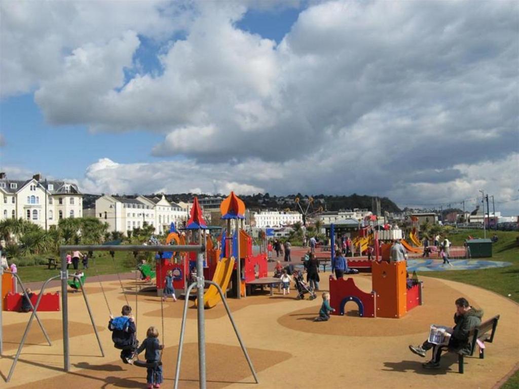 un gruppo di bambini che giocano in un parco giochi all'aperto di Brookbank Luxury 4 Bed House a Teignmouth