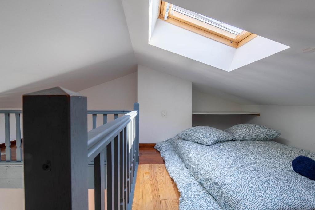 Un pat sau paturi într-o cameră la Maison de ville en plein centre avec terrasse