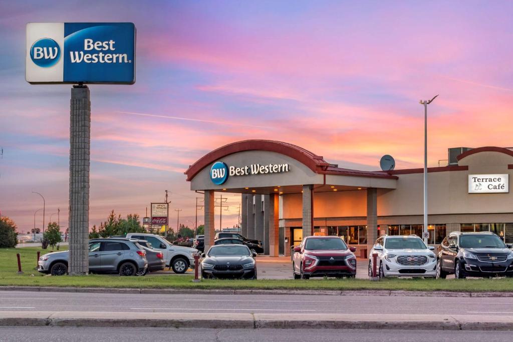 un mejor concesionario de automóviles occidental con coches aparcados delante en Best Western Marquis Inn & Suites, en Prince Albert