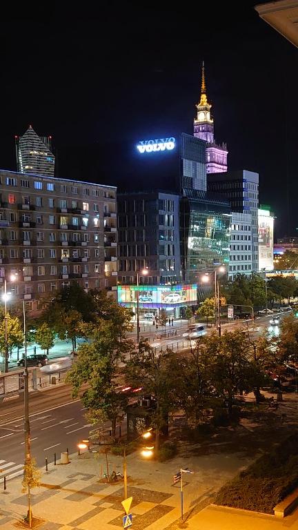 Blick auf die Stadt in der Nacht mit einem Gebäude in der Unterkunft WSPÓLNA in Warschau