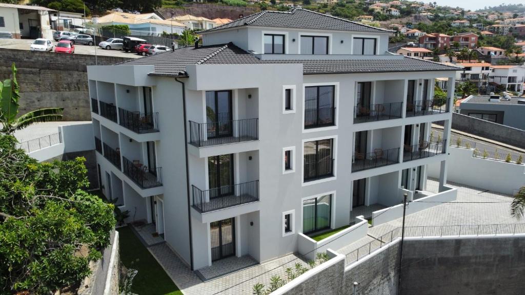 uma vista aérea de um edifício de apartamentos branco em Dona I Apartments at Botanical Garden em Funchal