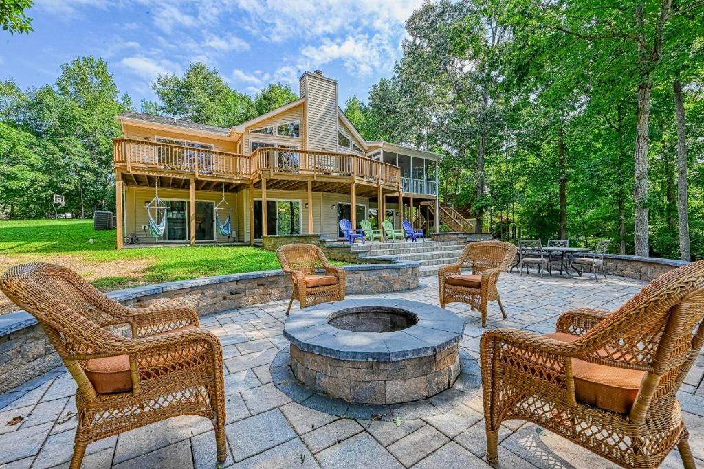 Κήπος έξω από το Lalli's Lake House