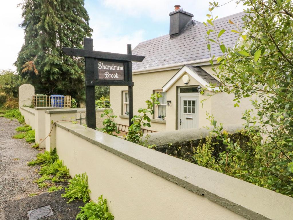 ein Schild für die Samstagsschule vor einem Haus in der Unterkunft Shandrum Brook in Killare