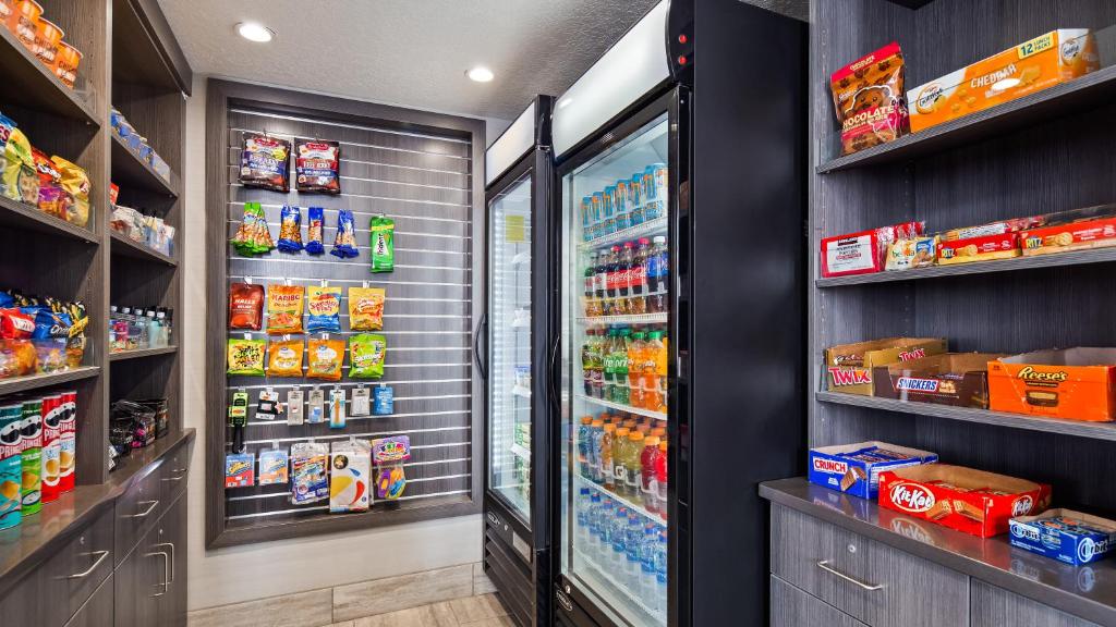 Supermarket nebo jiné obchody v  hotelu nebo okolí