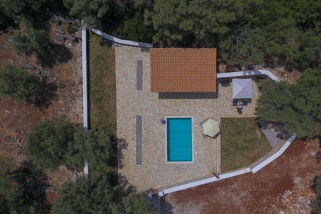 Bazén v ubytovaní Lefkolia Retreat alebo v jeho blízkosti