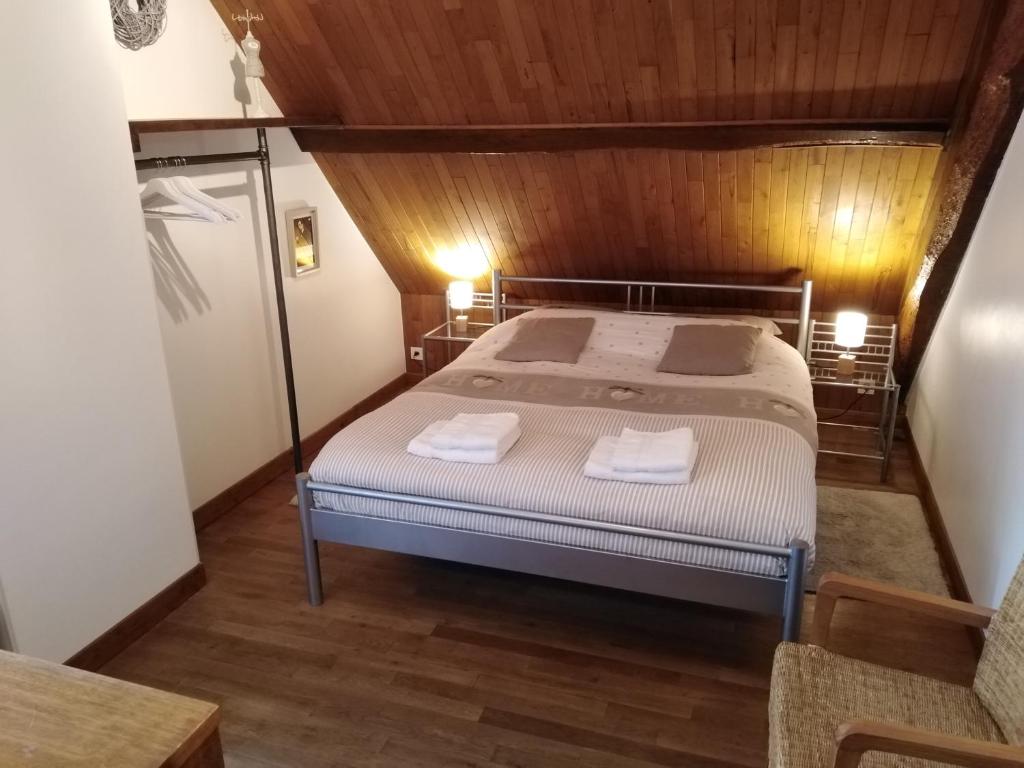 1 dormitorio con 1 cama con 2 toallas en Domaine du Mas Naut, en Conques-en-Rouergue