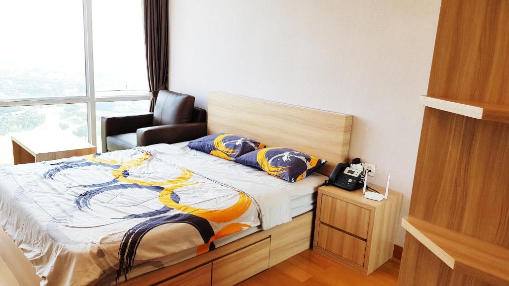 Tempat tidur dalam kamar di U Residence Tower2 Supermal by Lippo Karawaci