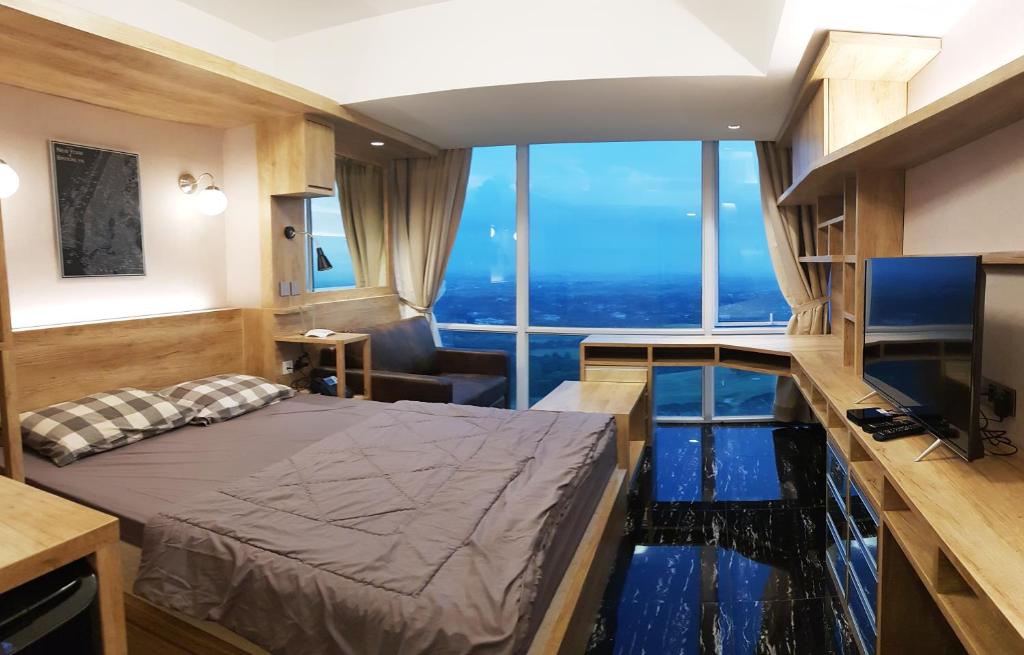 um quarto com uma cama, uma televisão e uma janela em U Residence Tower2 Lippo Karawaci by supermal em Klapadua