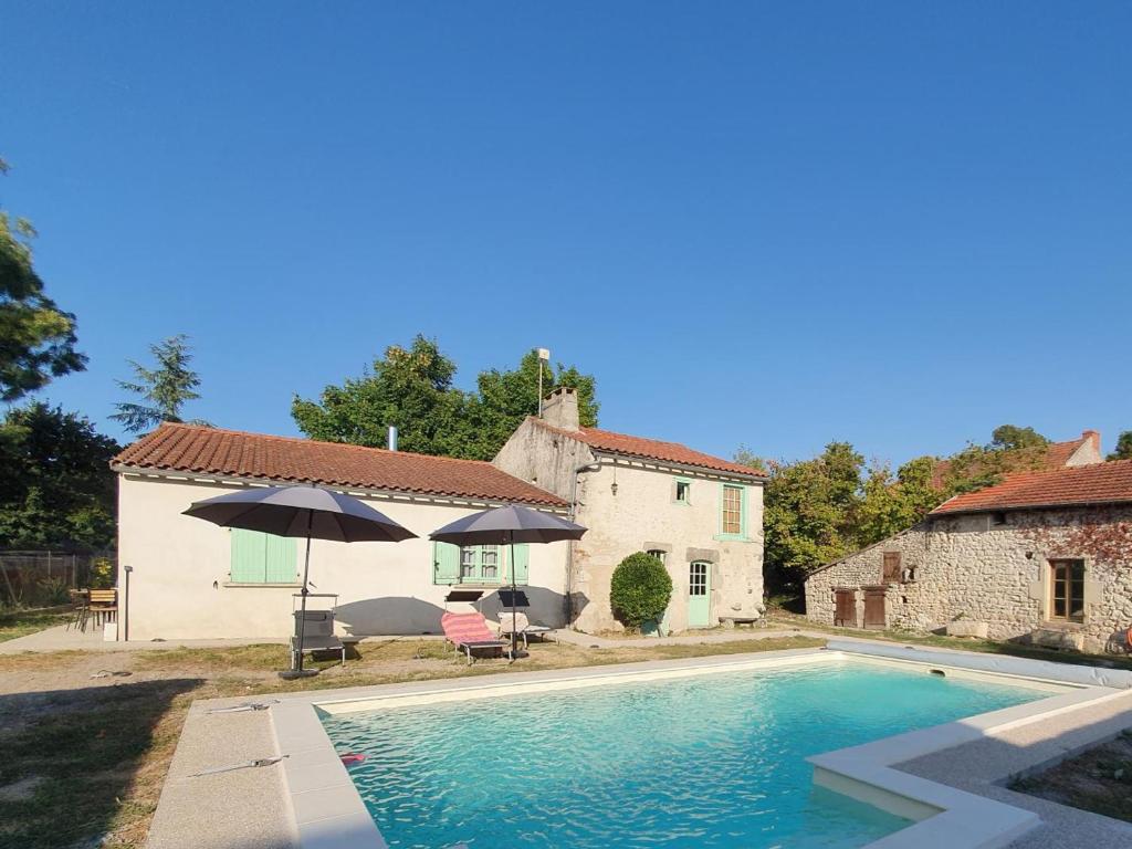 una casa con piscina frente a una casa en Gîte Charroux - Allier, 4 pièces, 6 personnes - FR-1-489-394 en Charroux-dʼAllier