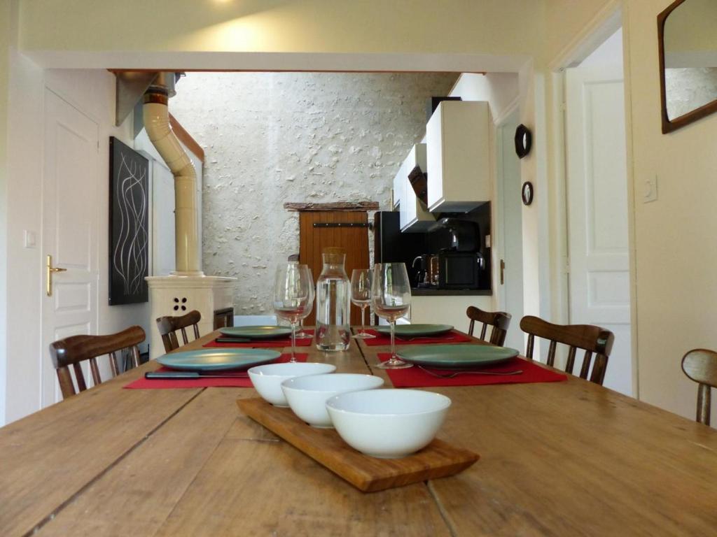 Fotografia z galérie ubytovania Charmant Gîte avec Piscine Privative et Terrasse à Charroux, Village Médiéval - FR-1-489-394 v destinácii Charroux-dʼAllier