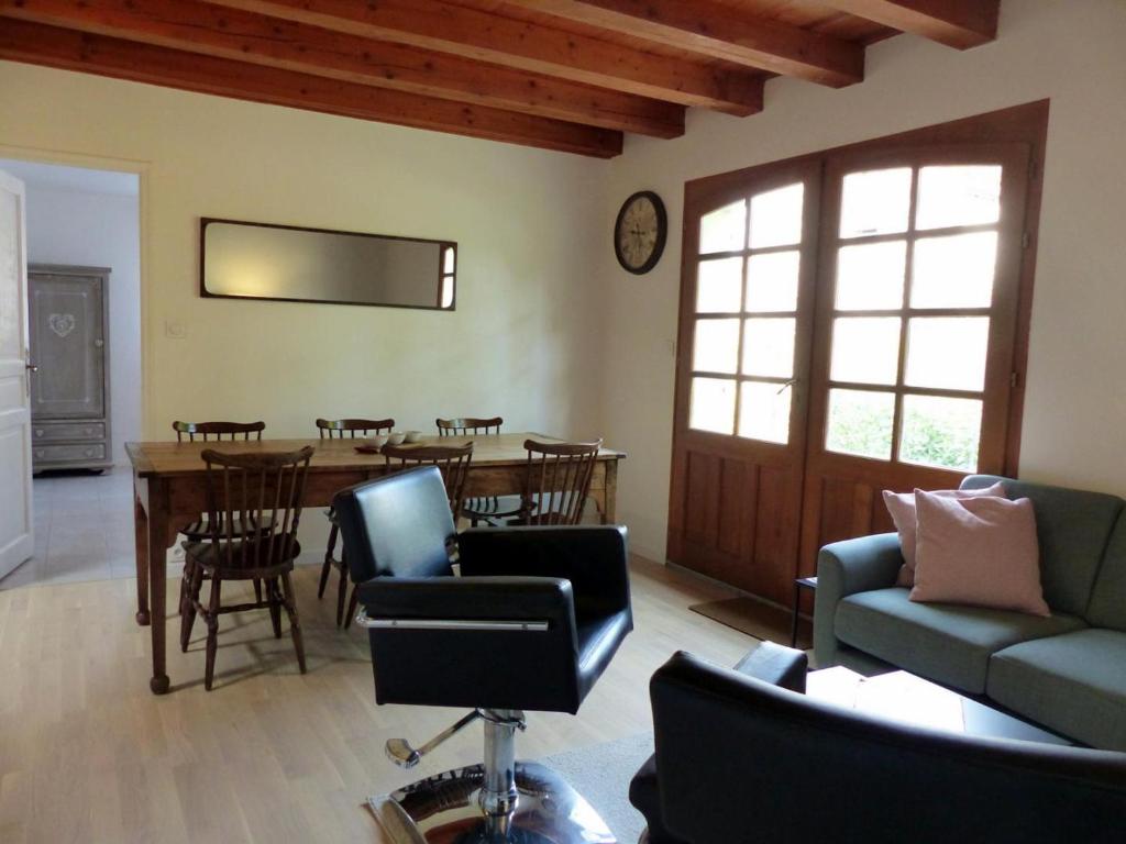 Posedenie v ubytovaní Charmant Gîte avec Piscine Privative et Terrasse à Charroux, Village Médiéval - FR-1-489-394