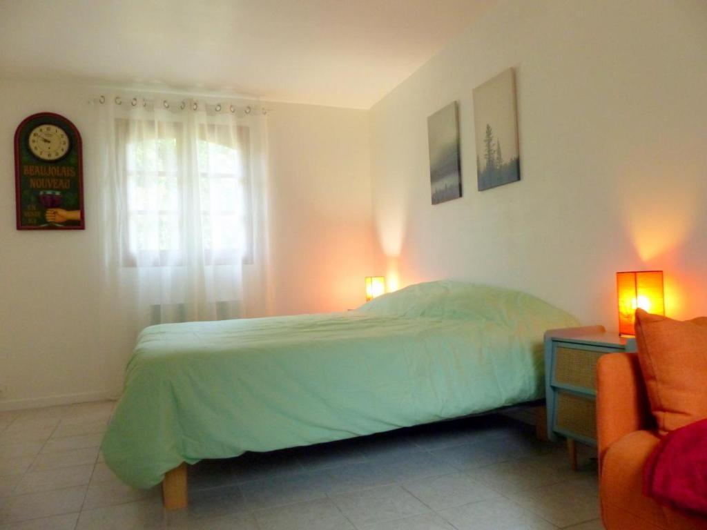 Posteľ alebo postele v izbe v ubytovaní Charmant Gîte avec Piscine Privative et Terrasse à Charroux, Village Médiéval - FR-1-489-394