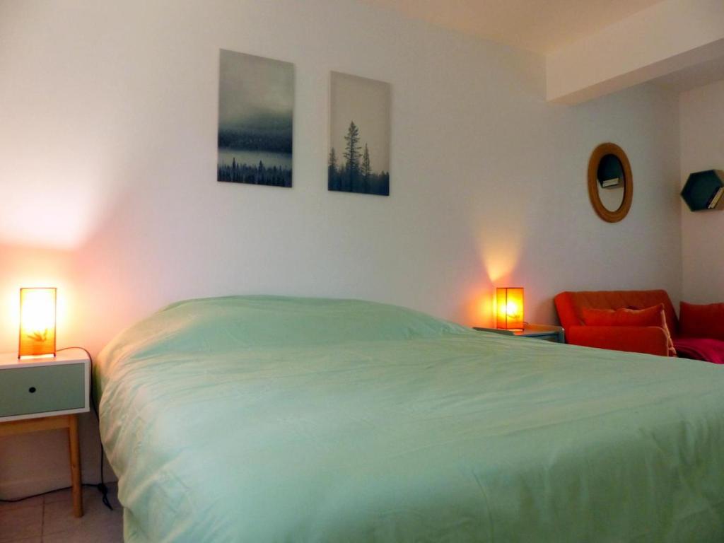 Posteľ alebo postele v izbe v ubytovaní Charmant Gîte avec Piscine Privative et Terrasse à Charroux, Village Médiéval - FR-1-489-394