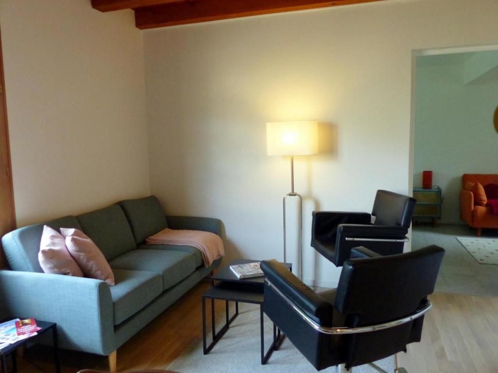 Posedenie v ubytovaní Charmant Gîte avec Piscine Privative et Terrasse à Charroux, Village Médiéval - FR-1-489-394