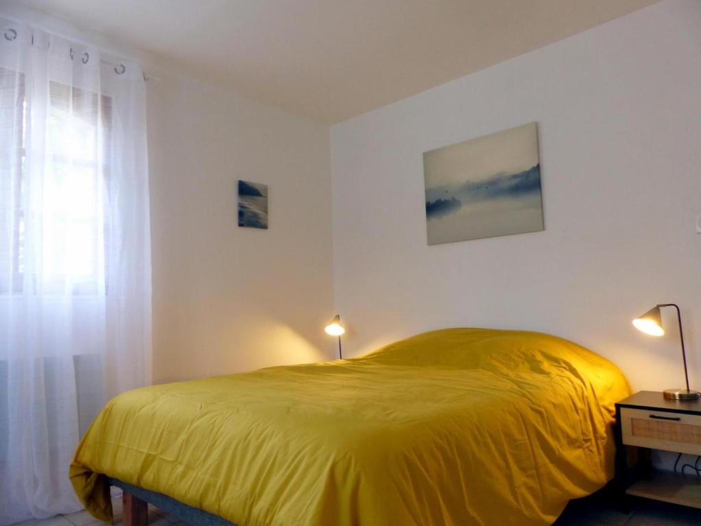 Posteľ alebo postele v izbe v ubytovaní Charmant Gîte avec Piscine Privative et Terrasse à Charroux, Village Médiéval - FR-1-489-394