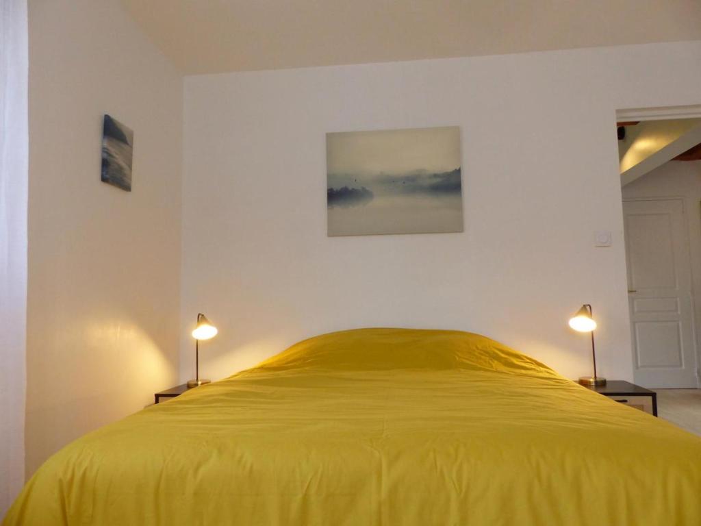 Posteľ alebo postele v izbe v ubytovaní Charmant Gîte avec Piscine Privative et Terrasse à Charroux, Village Médiéval - FR-1-489-394