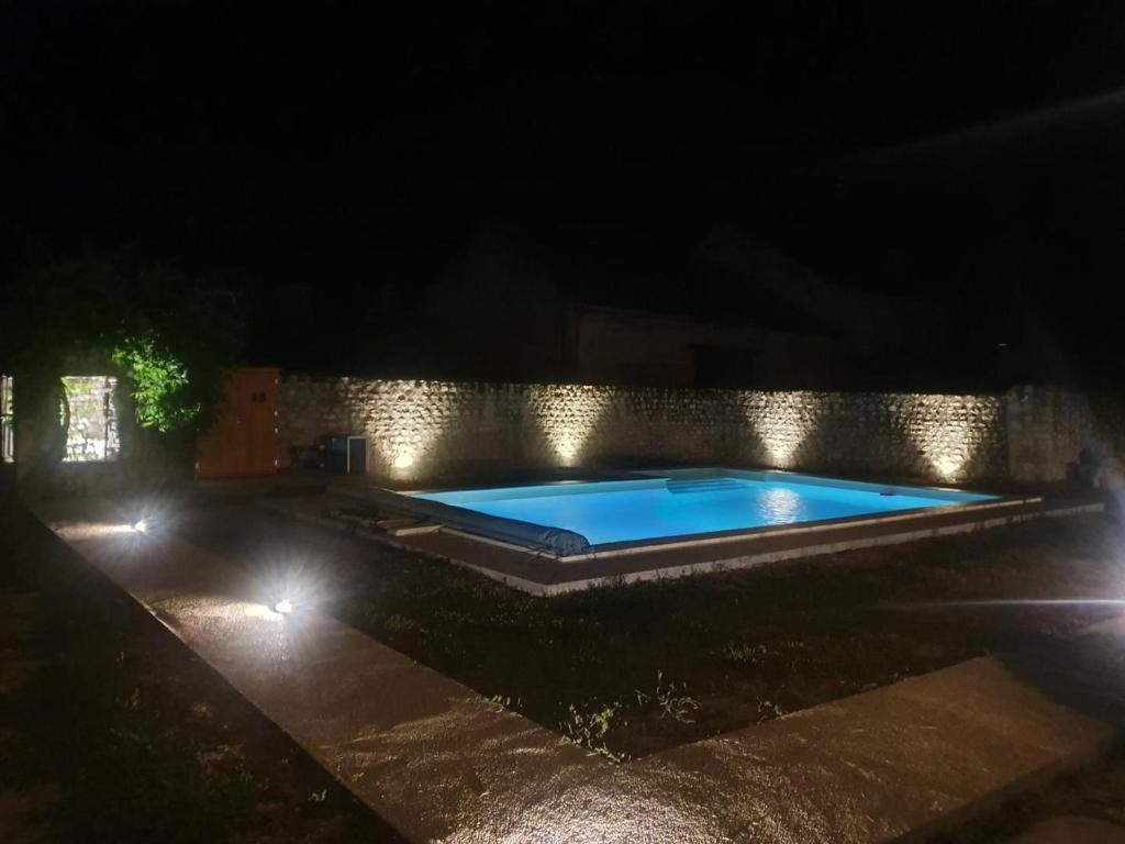 Bazén v ubytovaní Charmant Gîte avec Piscine Privative et Terrasse à Charroux, Village Médiéval - FR-1-489-394 alebo v jeho blízkosti