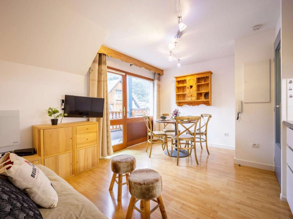 Televízia a/alebo spoločenská miestnosť v ubytovaní Studio Cabine pour 4 à Saint-Lary-Soulan avec Balcon, Parking et Proche Téléphérique - FR-1-296-431