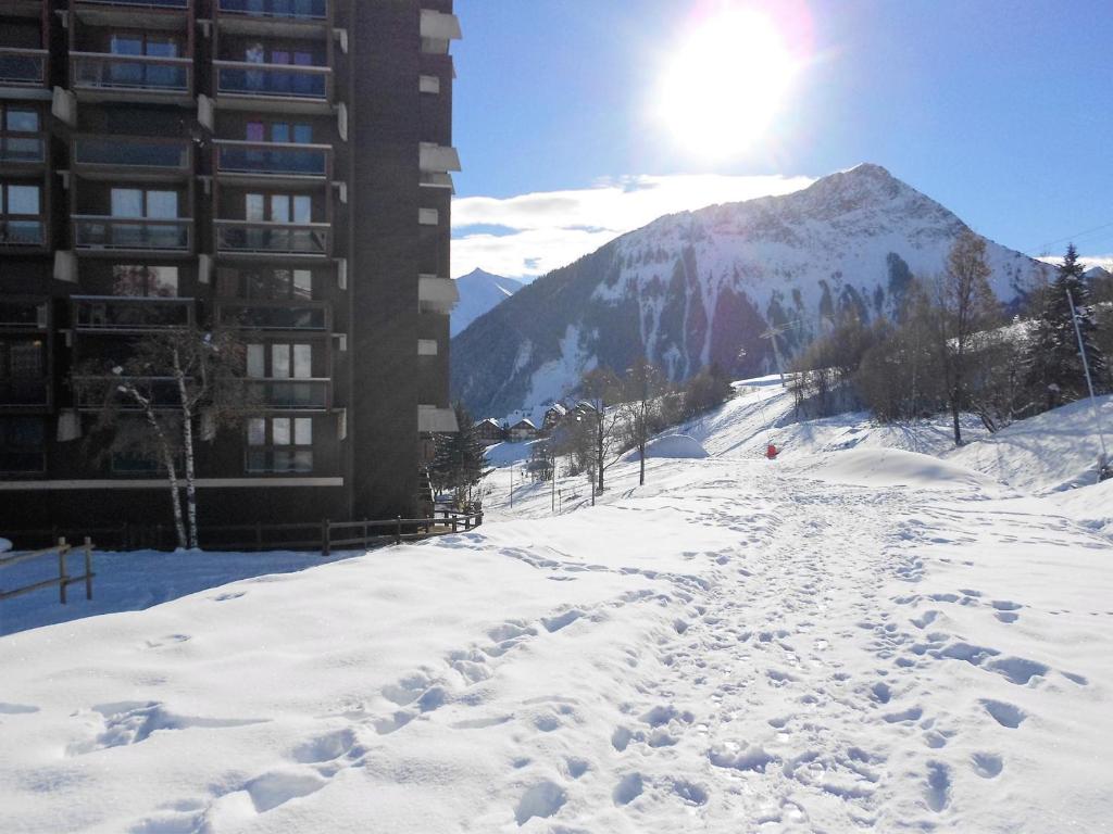 Zdjęcie z galerii obiektu Studio confortable aux pieds des pistes avec balcon - FR-1-267-214 w mieście Villarembert