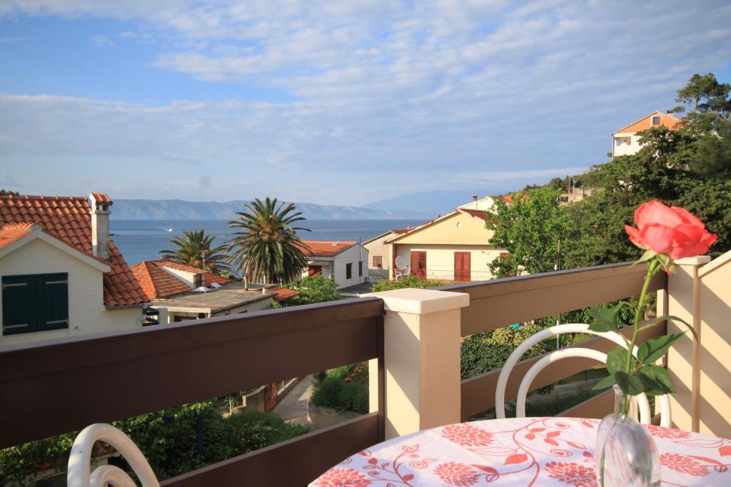 Fotografia z galérie ubytovania Apartments by the sea Jelsa, Hvar - 8783 v destinácii Jelsa