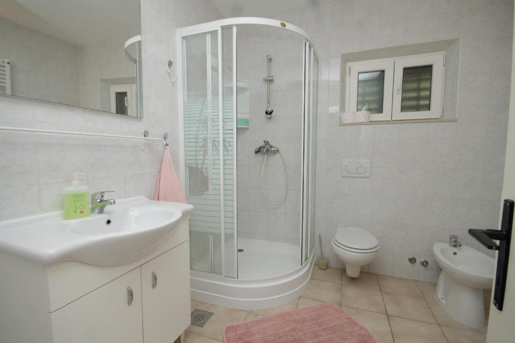 Koupelna v ubytování Apartment Zavala 8802b