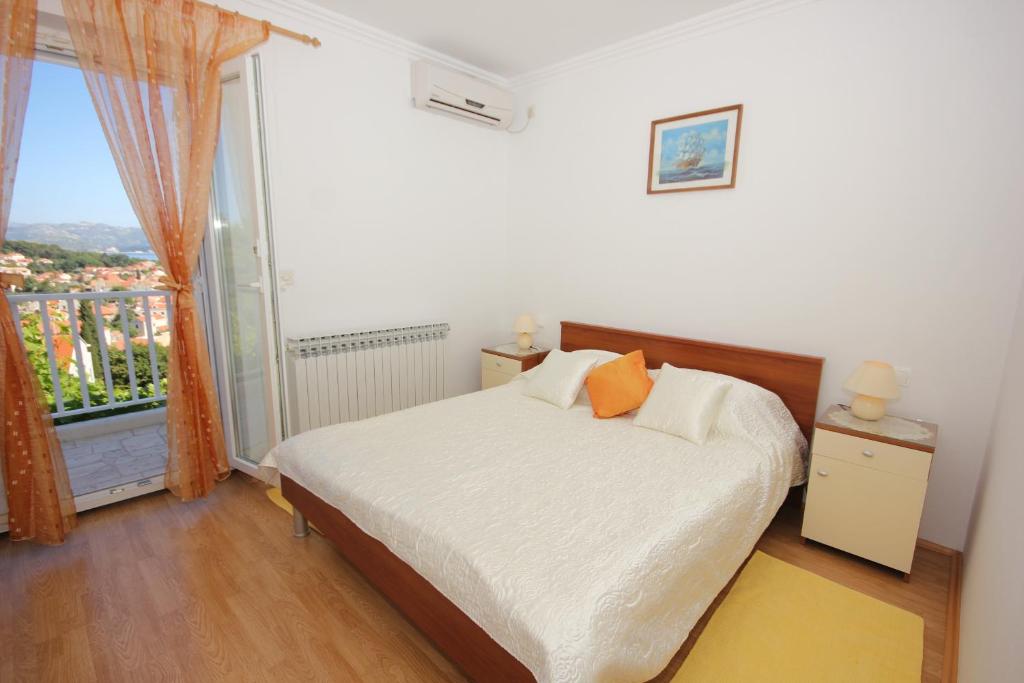 Posteľ alebo postele v izbe v ubytovaní Apartments with a parking space Cavtat, Dubrovnik - 9041
