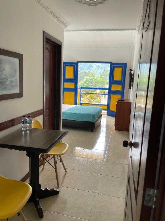 Giường trong phòng chung tại Hospedaje Camino Real a 150 MTS del centro