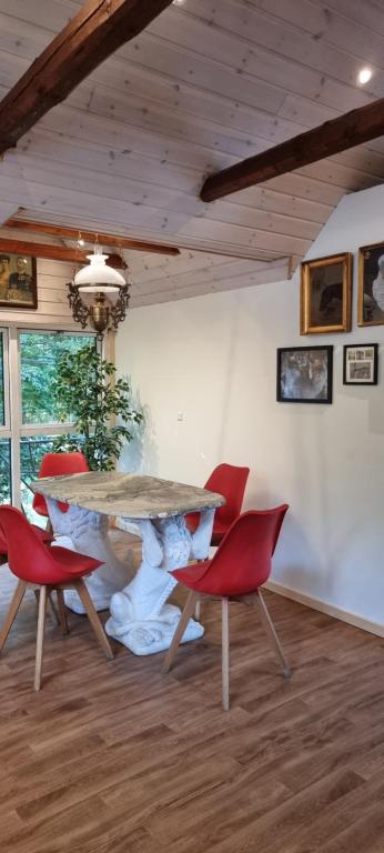The parrot hotel, live in a rescue animal park - Appartement De Deux Chambres