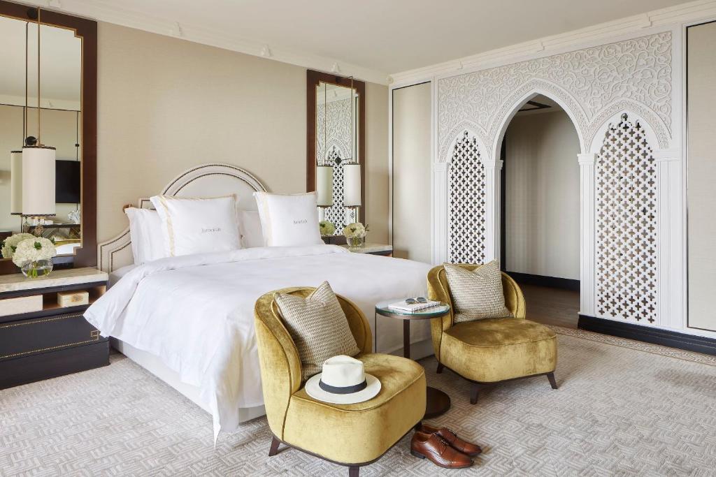 Postel nebo postele na pokoji v ubytování Jumeirah Mina Al Salam Dubai