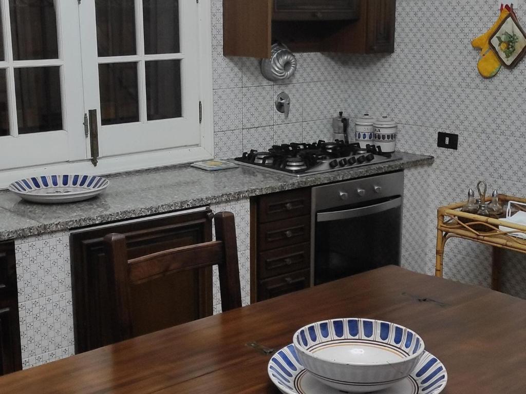eine Küche mit einem Tisch und einer Schüssel darüber in der Unterkunft Nice villa in Ragalna with a nice garden in Ragalna