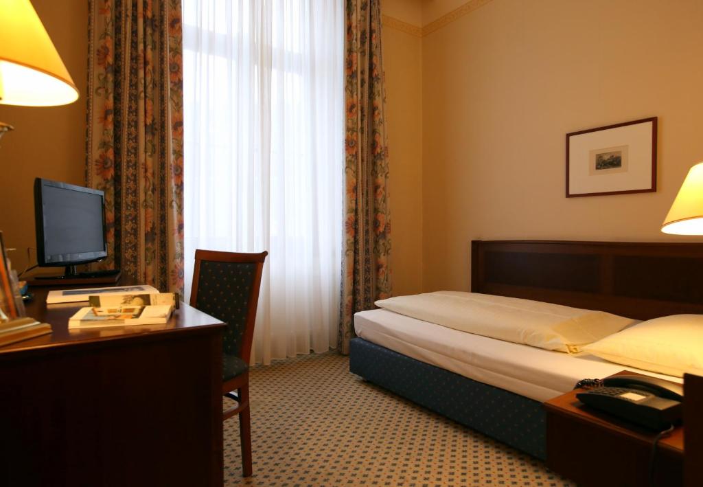 Postel nebo postele na pokoji v ubytování Romantik Hotel Tuchmacher