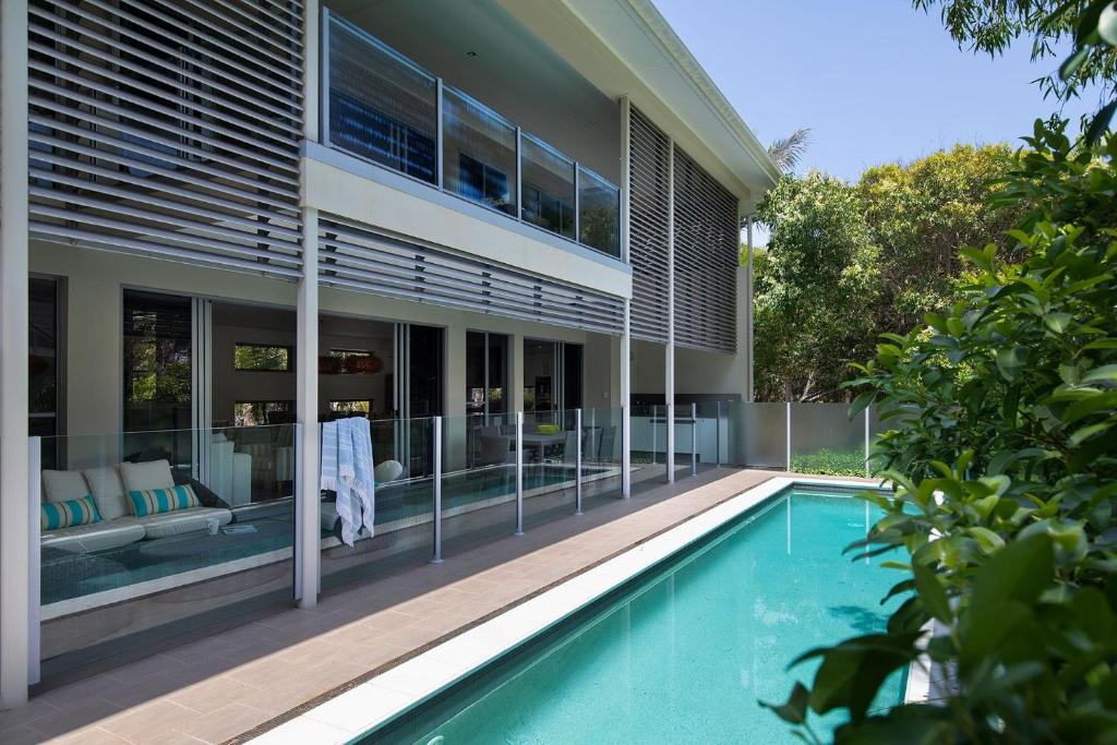 YaroombaにあるYaroomba Beach Houseのプール付きの家の外観
