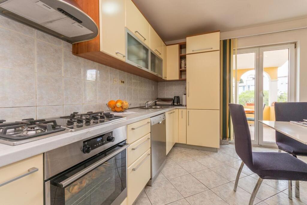 Kuchyňa alebo kuchynka v ubytovaní Family friendly apartments with a swimming pool Sali, Dugi otok - 8083
